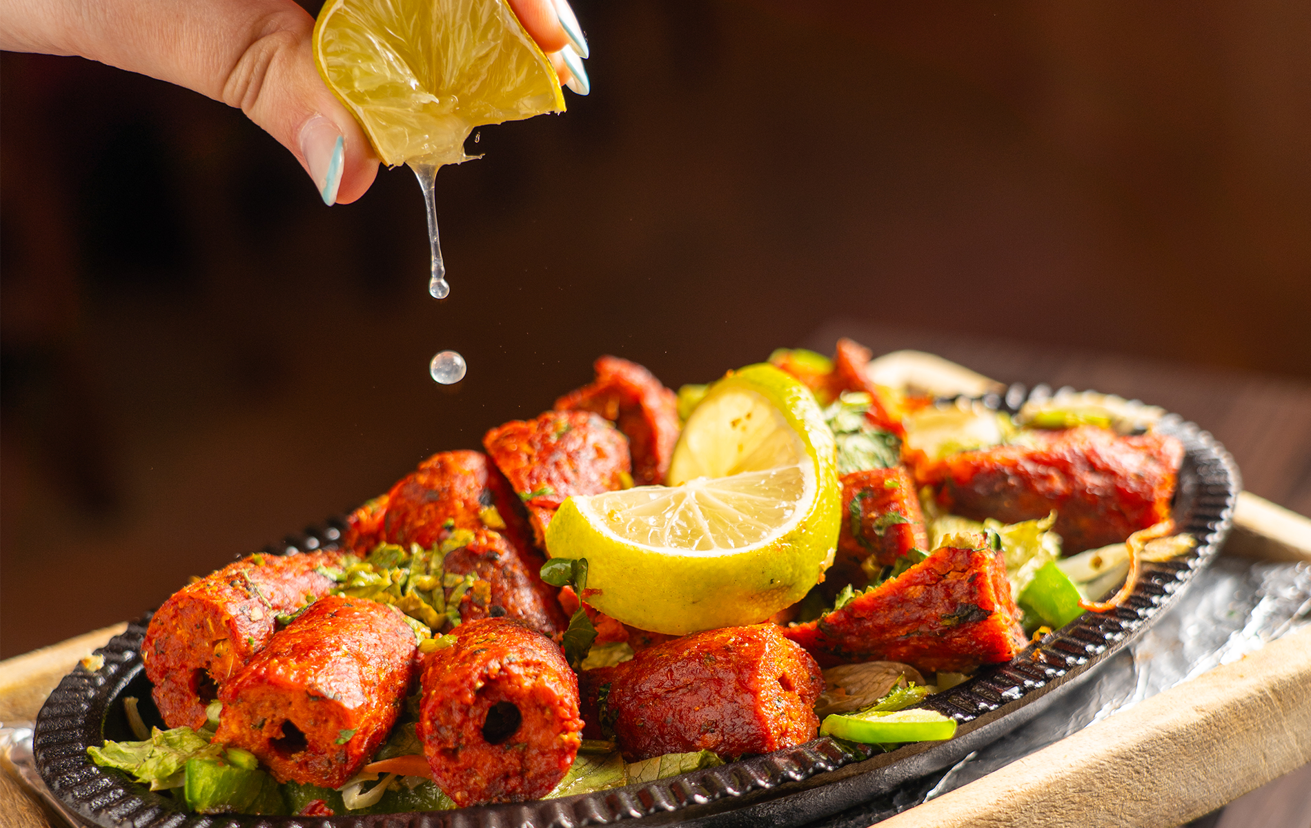 seekh kebab gourmet, carnes picadas grelhadas, espetadas tradicionais indianas, churrasco tandoori premium, temperos de assinatura, gastronomia punjabi, pratos quentes perfumados, sumos cítricos na culinária, travessas de ferro fundido, guarnições de ervas frescas, espetadas de carne condimentada, ementas de churrasco sofisticado, especialidades orientais grelhadas, pratos com explosão de sabor, jantares temáticos exóticos, cozinha de fusão picante, finger food quente premium, degustação de espetadas, catering de churrasco étnico, ementas com texturas intensas